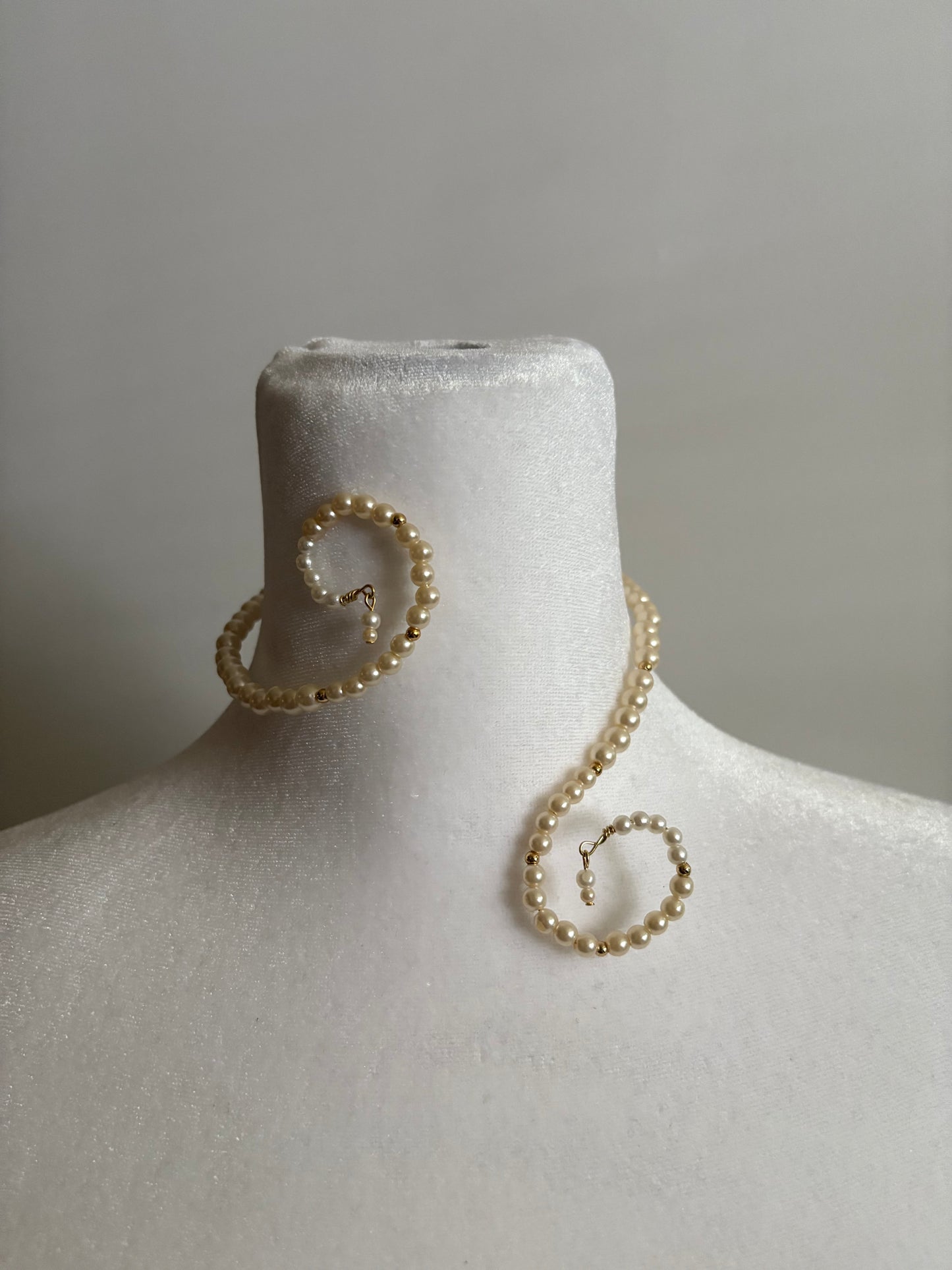 Wired Faux Pearl Choker Necklace